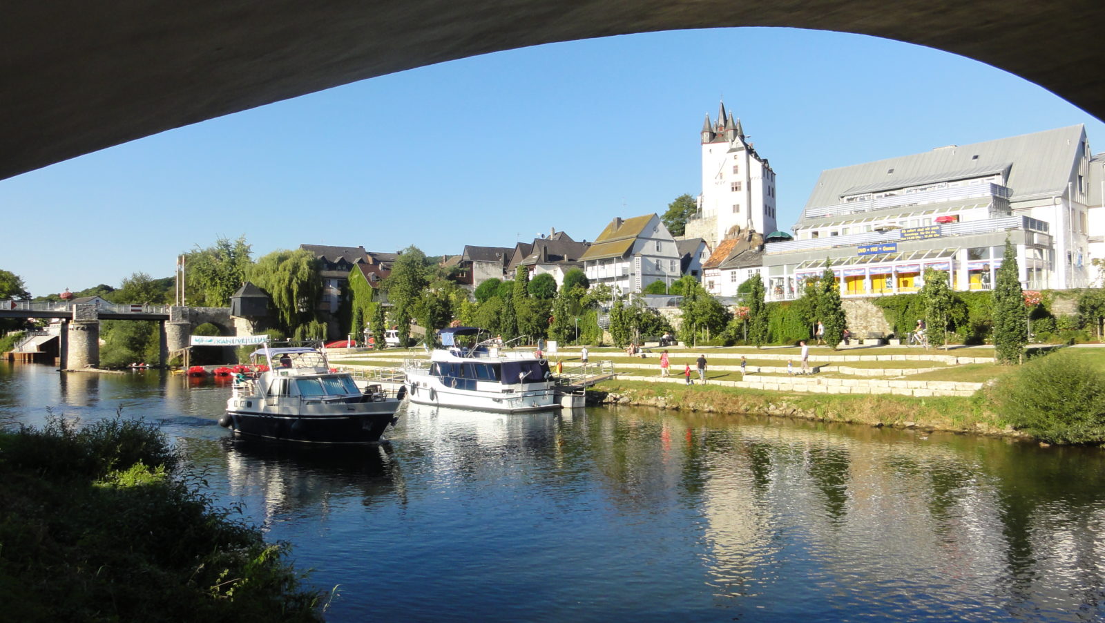 Mit dem Motorboot unterwegs