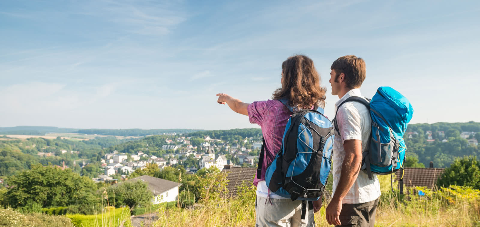 Zwei Wanderer auf Hügel mit Blick über Diez - Lahnwanderweg