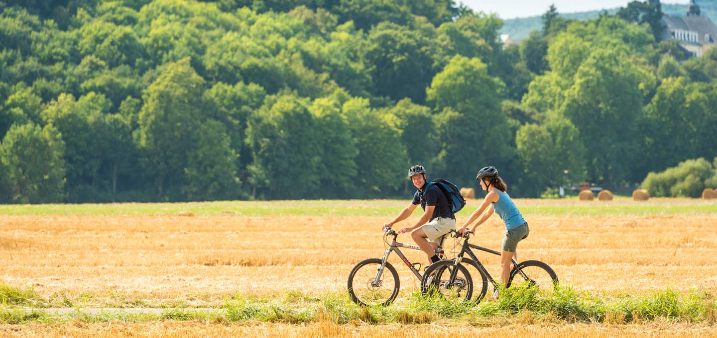 Zwei Radfahrer im Umland von Diez auf einem Radweg durch die Felder